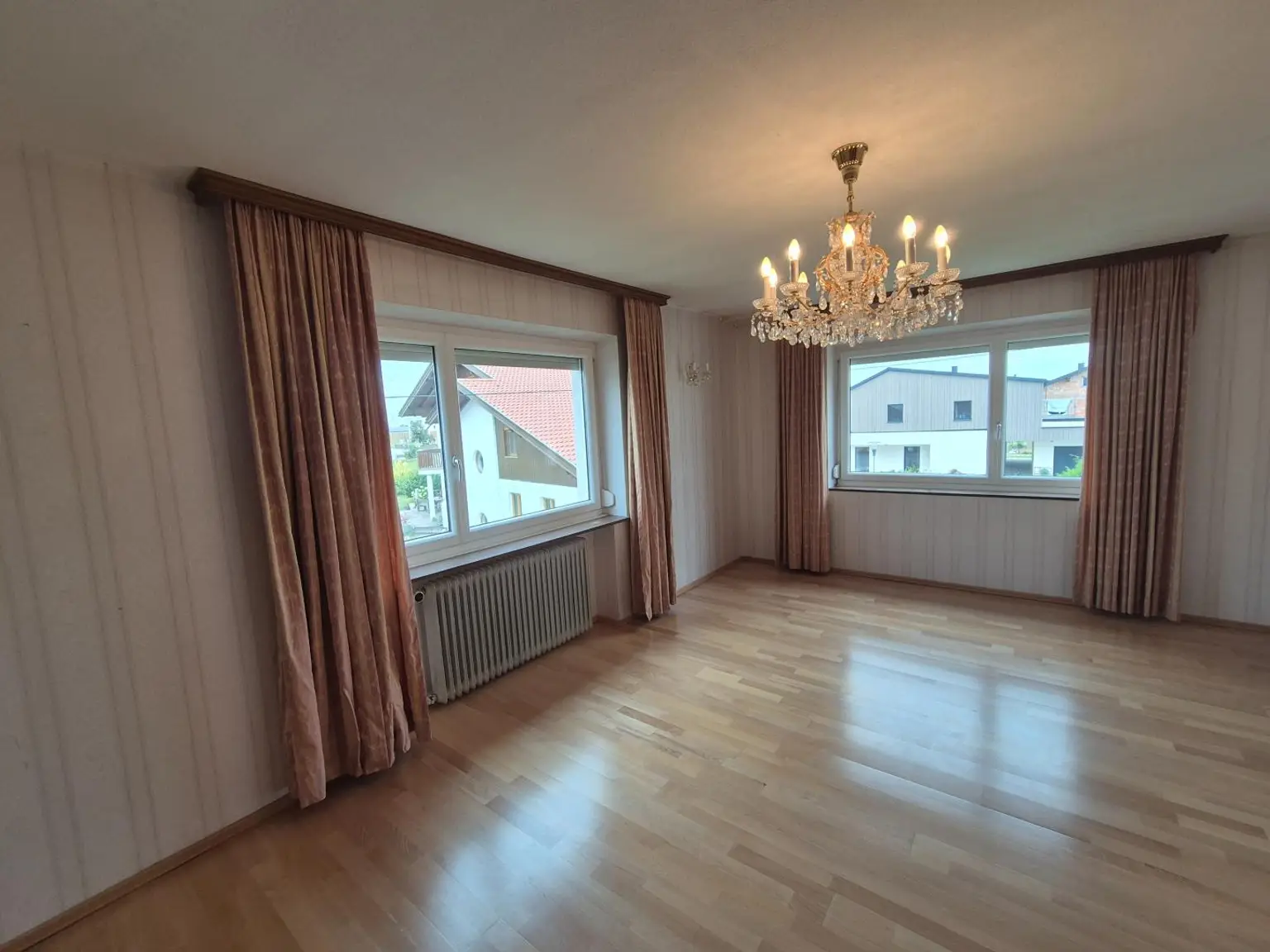 Mehrfamilienhaus mit Geschäftslokal