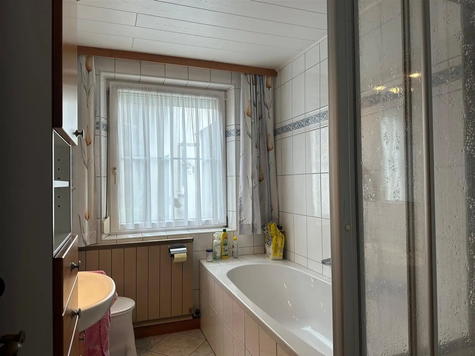 Einfamilienhaus mit Nebengebäuden