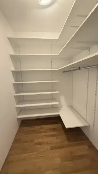 Baumeistergasse: Zwei Zimmer (zenral begehbar) mit separater Küche und Balkon!