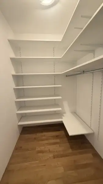 Baumeistergasse: Zwei Zimmer (zenral begehbar) mit separater Küche und Balkon!