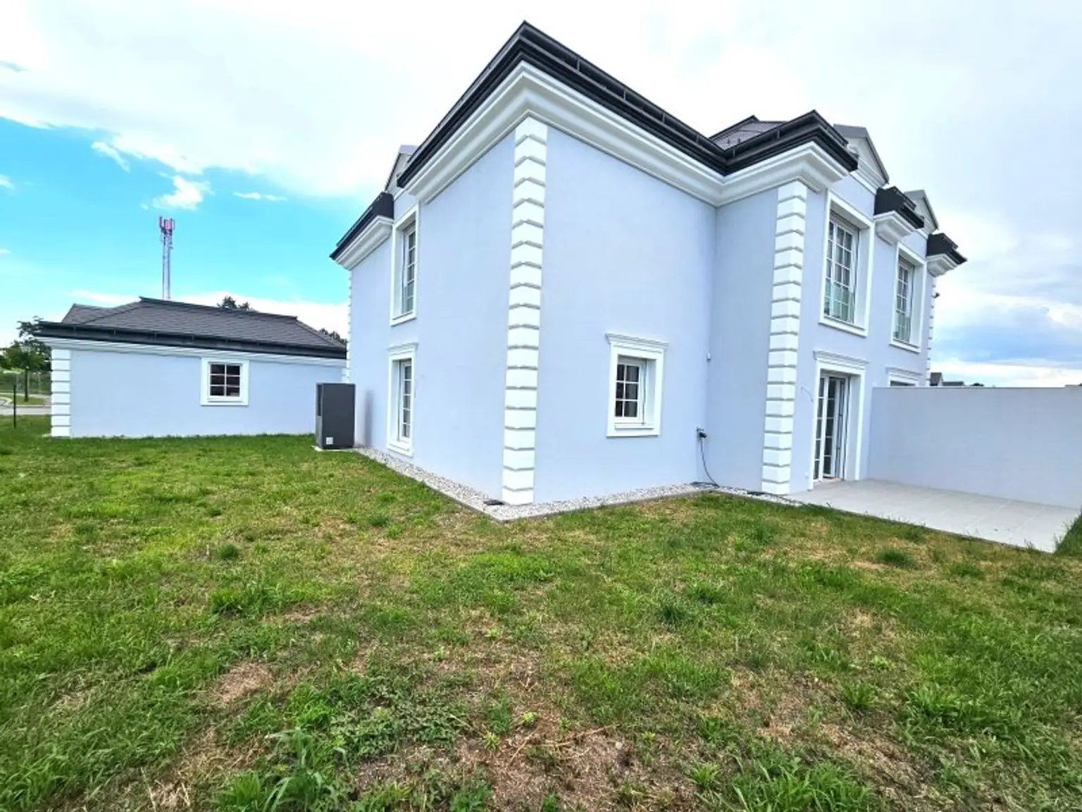 Moderne Doppelhaus-Villa in Niederösterreich: Erstbezug mit Garten, Garage und einen Stellplatz!