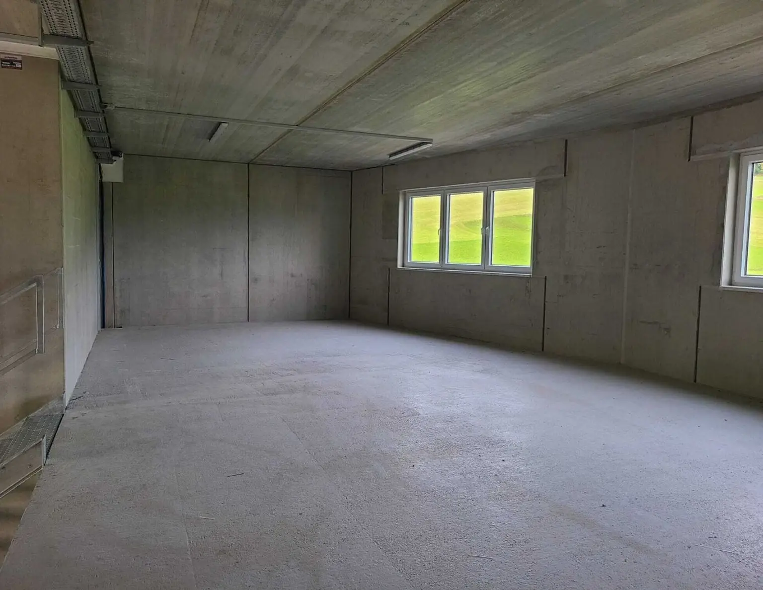 "MODERNE GEWERBEHALLE/LAGER im BUSINESSPPARK - mit SEE- und BERGBLICK nähe Autobahnanschluss mit Lagermöglichkeit"