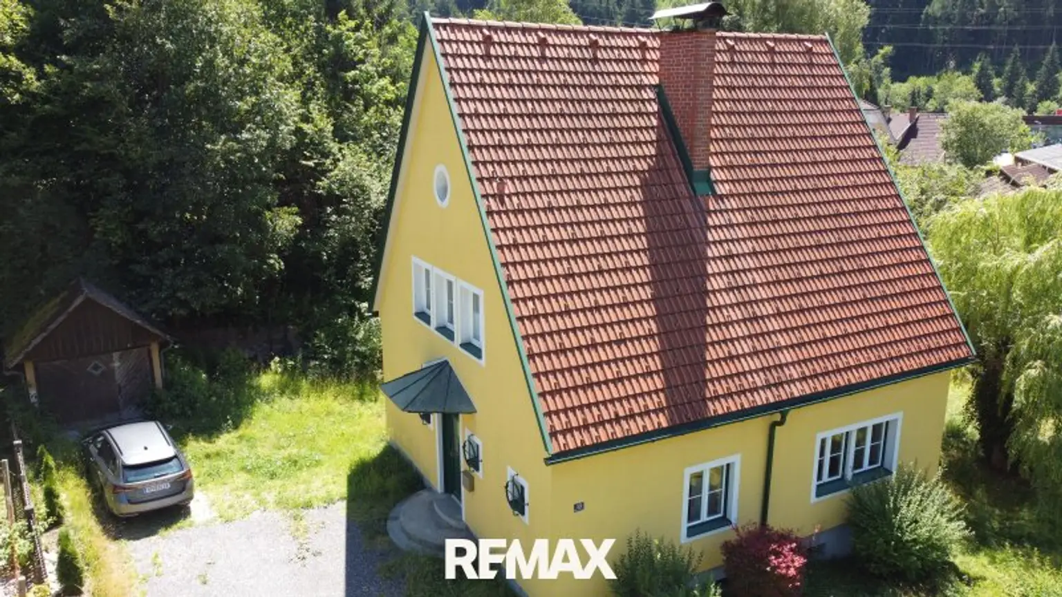 Eingebettet in ein sonniges Grundstück