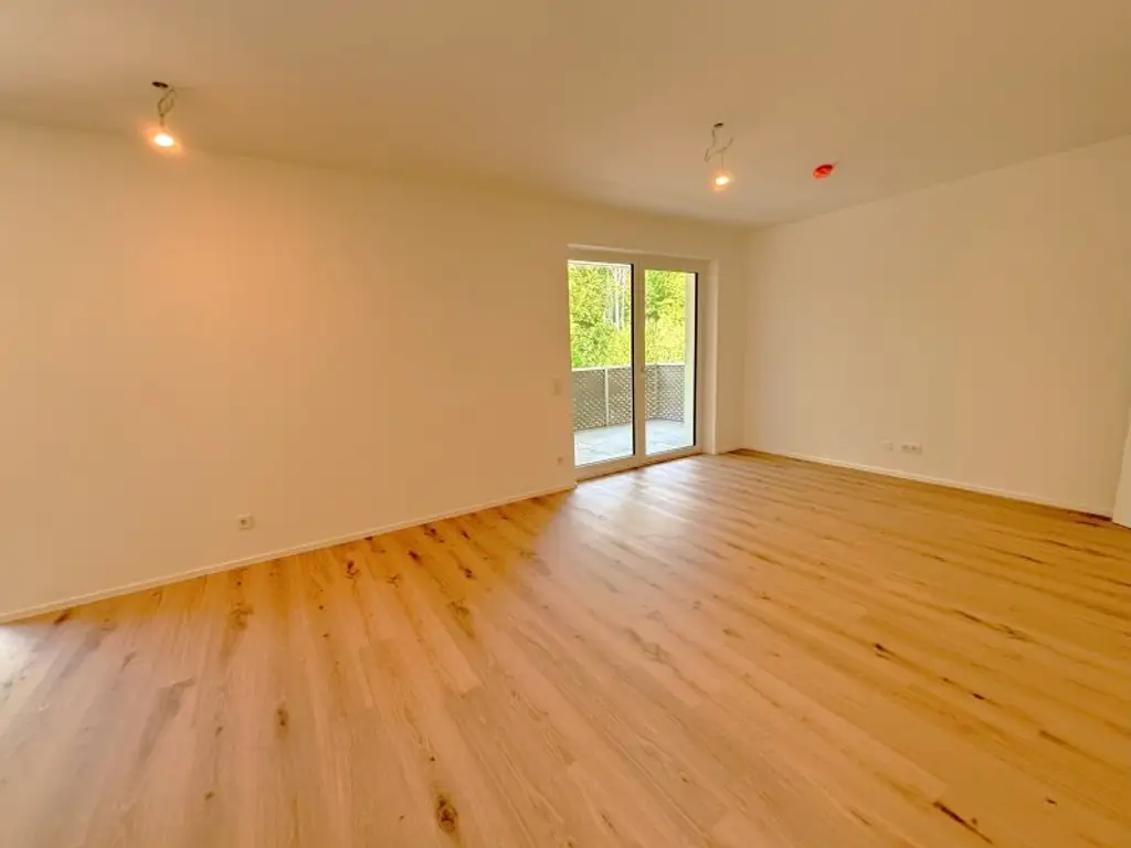 Moderne Erdgeschosswohnung in Altenberg: Erstbezug mit Balkon und Grünblick!