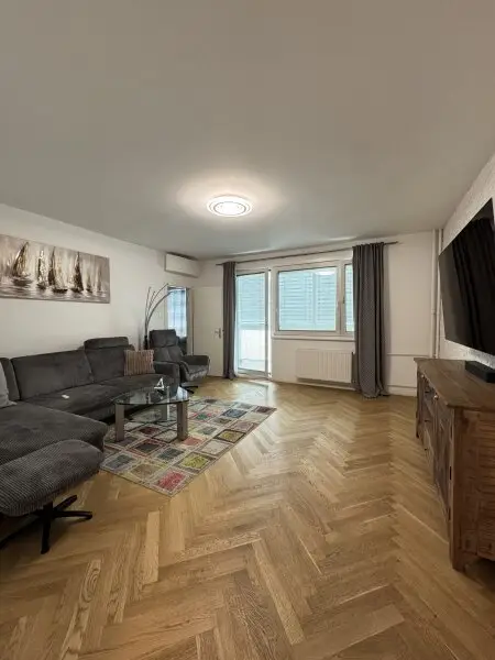 Eleganz am Schwedenplatz – Maßgeschneiderter Wohntraum mit Blick auf die Stadt