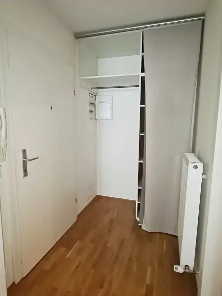 NASCHMARKT-NÄHE, 62 m2 Dachgeschoß, 2 Zimmer, Küche, Wannenbad, Parketten, U4-Nähe, Kettenbrückengasse