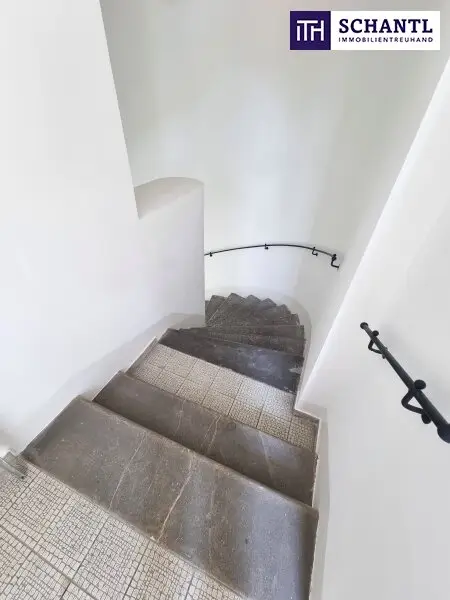 WOW! Stylischer Wohntraum im Dachgeschoss! Frisch saniert + Ruhelage + Traumhaftes Altbauhaus + Hofseitige Terrasse + U-Bahn ums Eck + Beste Infrastruktur und Anbindung!