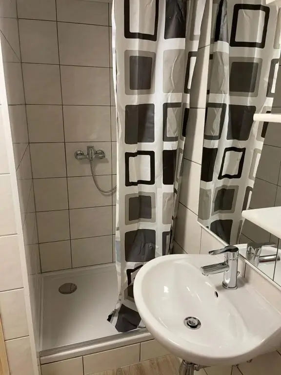 Badezimmer  mit Dusche