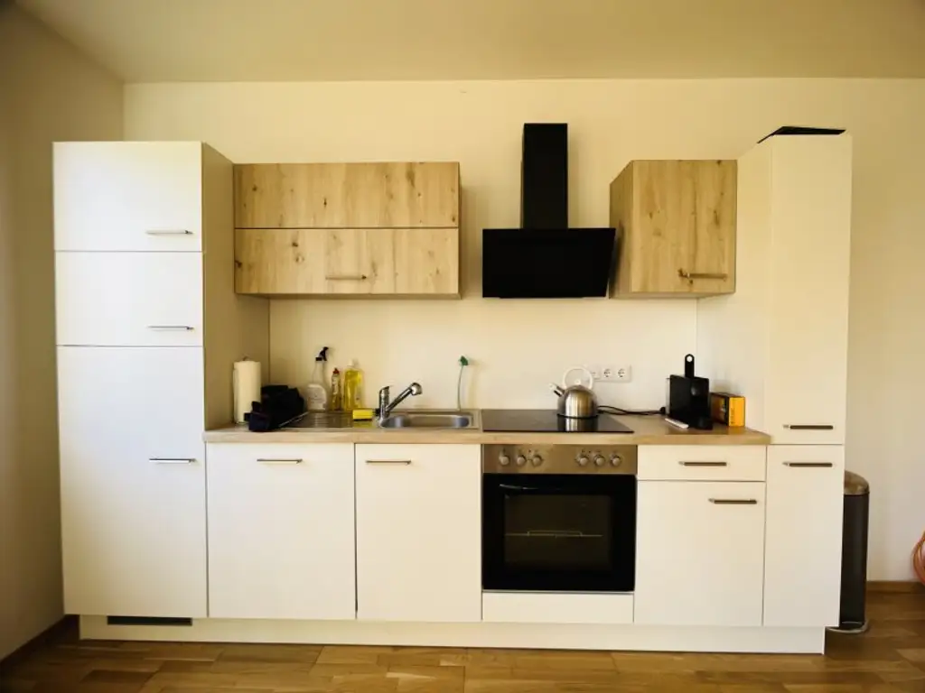 Vielseitig nutzbare, sanierte Praxis / Wohnung in zentraler Bahnhofsnähe in Brunn am Gebirge – Kauf oder Miete möglich!