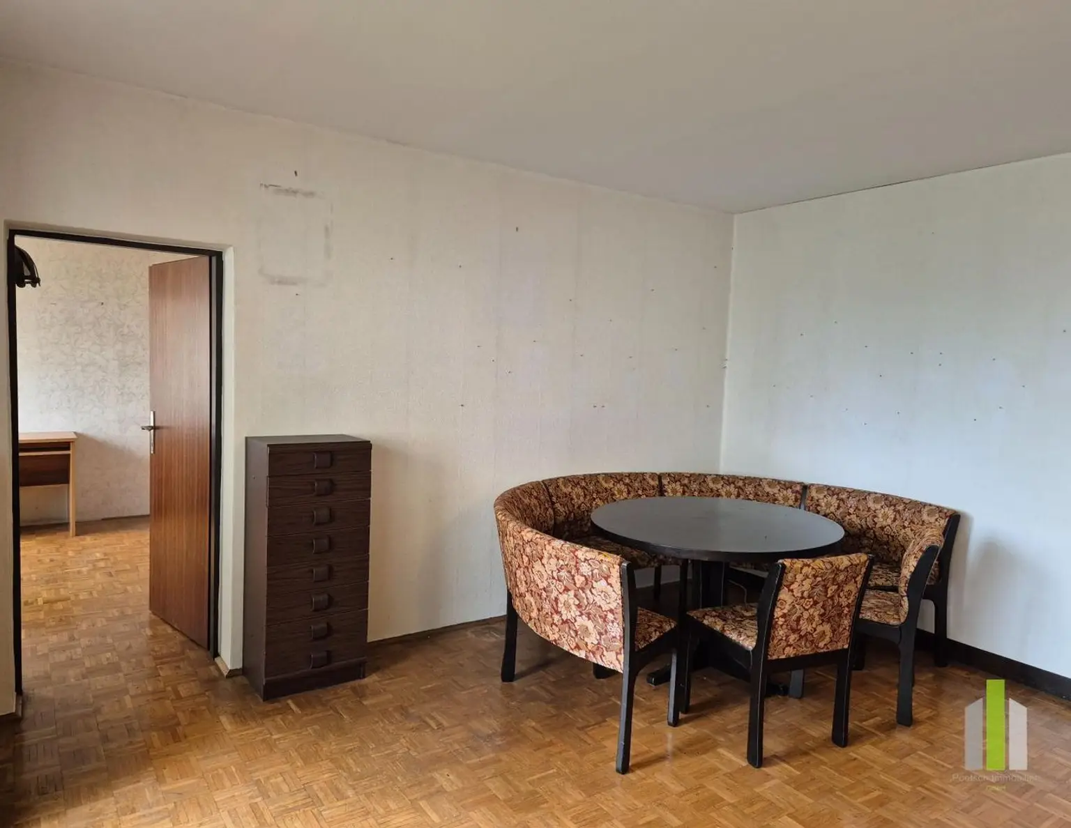 Renovierungsbedürftige 4 Zimmer Wohnung mit Loggia