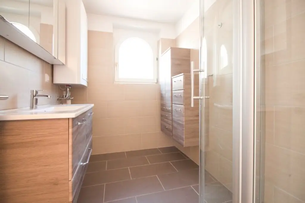 Gepflegtes, charmantes Haus im schönen Fischamend | ca. 122 m² Wohnfläche auf einer Ebene | 5 Zimmer | Garten & Garage