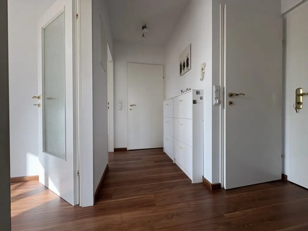 Ruhige 2-Zimmer Wohnung mit Grünblick, Terrasse + 2 Garagenplätzen