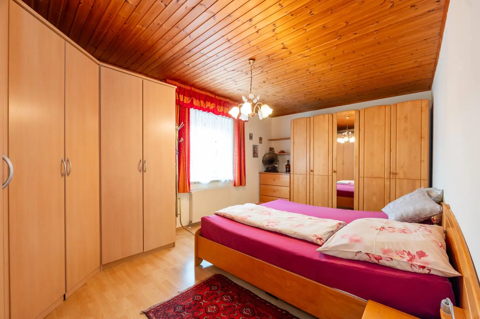 GARTENPARADIES für die ganze Familie mit Schwimmteich und 4 Garagen