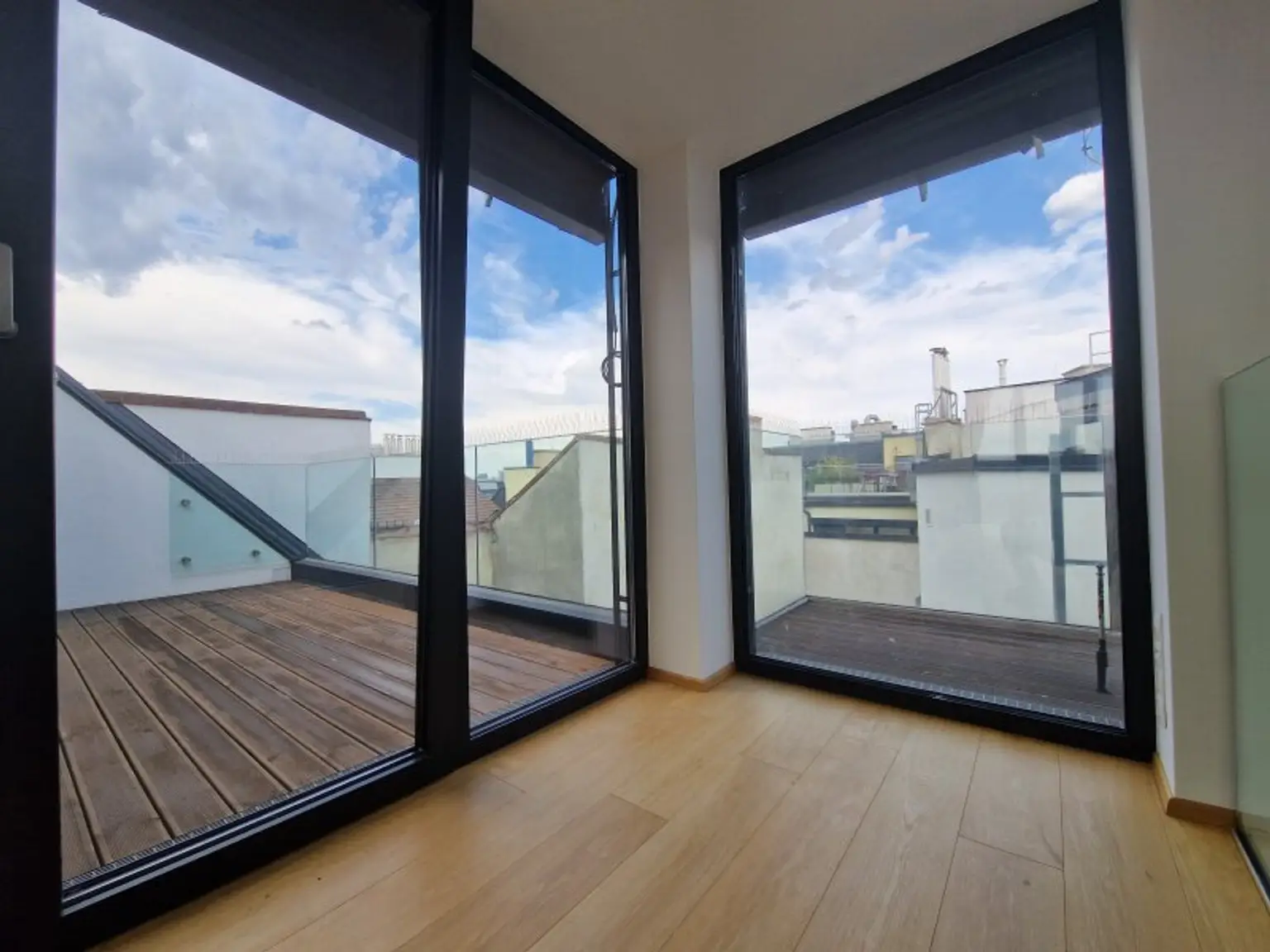 Traumhafte DG-Wohnung in 1020 Wien – modern, vollsaniert mit Terrasse und 5 Zimmern!