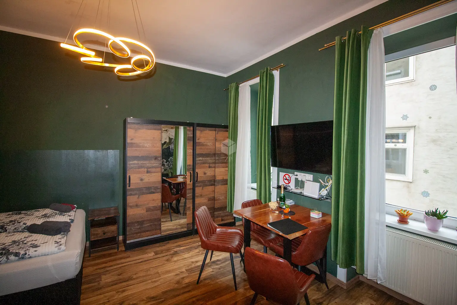 Ruhiges Altbaujuwel beim Belvedere – 3 Zimmer, voll möbliert & sofort bezugsfertig- 2 extra Wohneinheiten - Videos verfügbar!