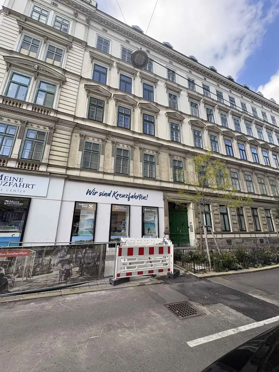 Top Lage und Anbindung  - 
Unbefristet vermietete 4-Zimmer-Wohnung
