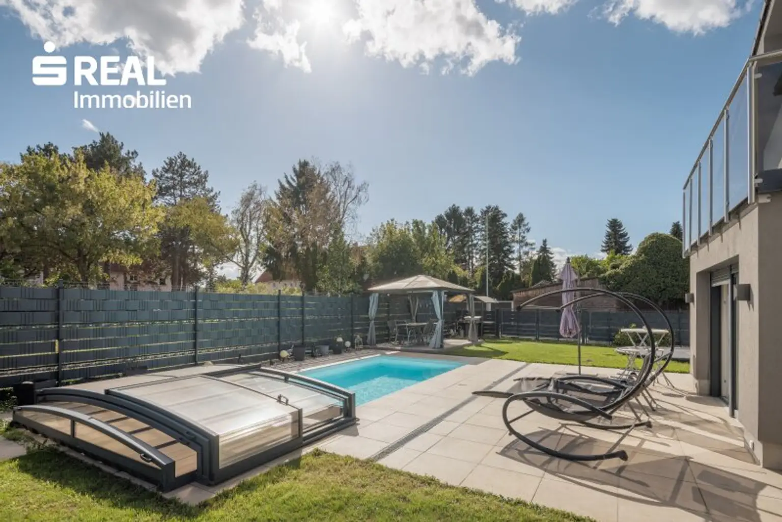 Pool und Terrasse