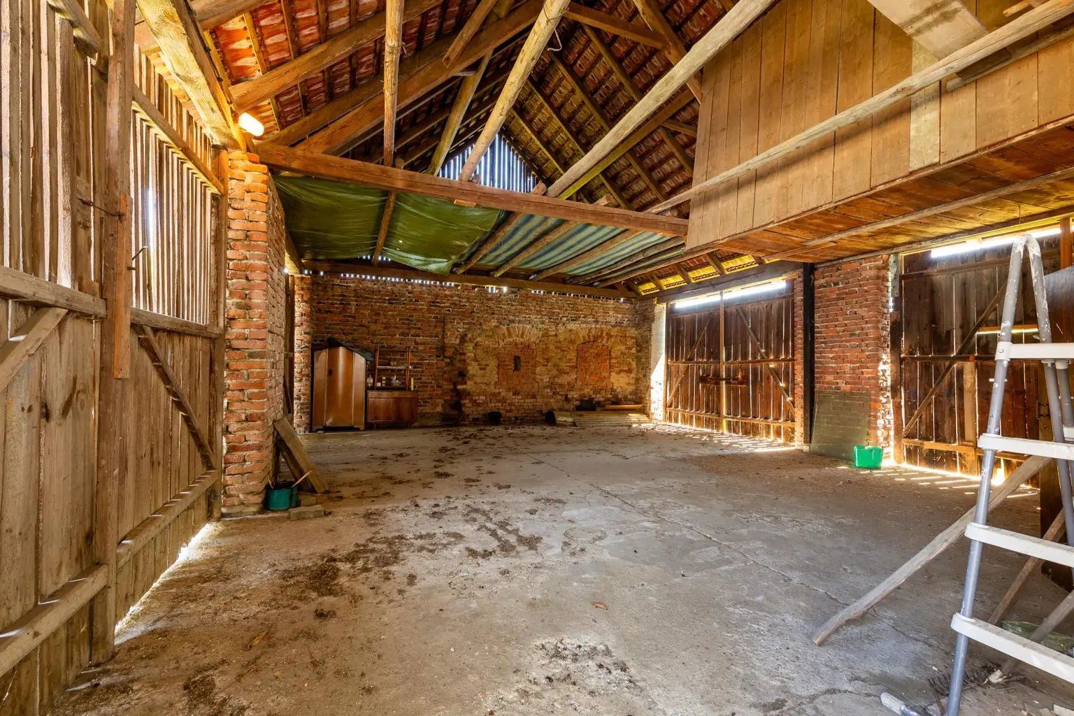 Einfamilienhaus mit großem Grundstück und Nebengebäuden