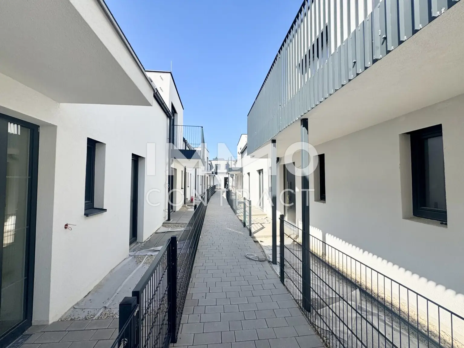 Gang Richtung Haus 1