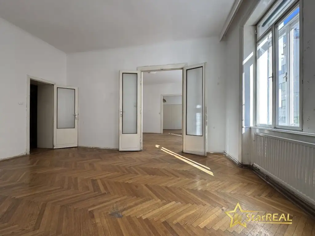 ROHDIAMANT IN TOPLAGE! U6 DIREKT. SANIERUNGSBEDÜRFTIGE 3,5 ZIMMER. FISCHGRÄTPARKETT.