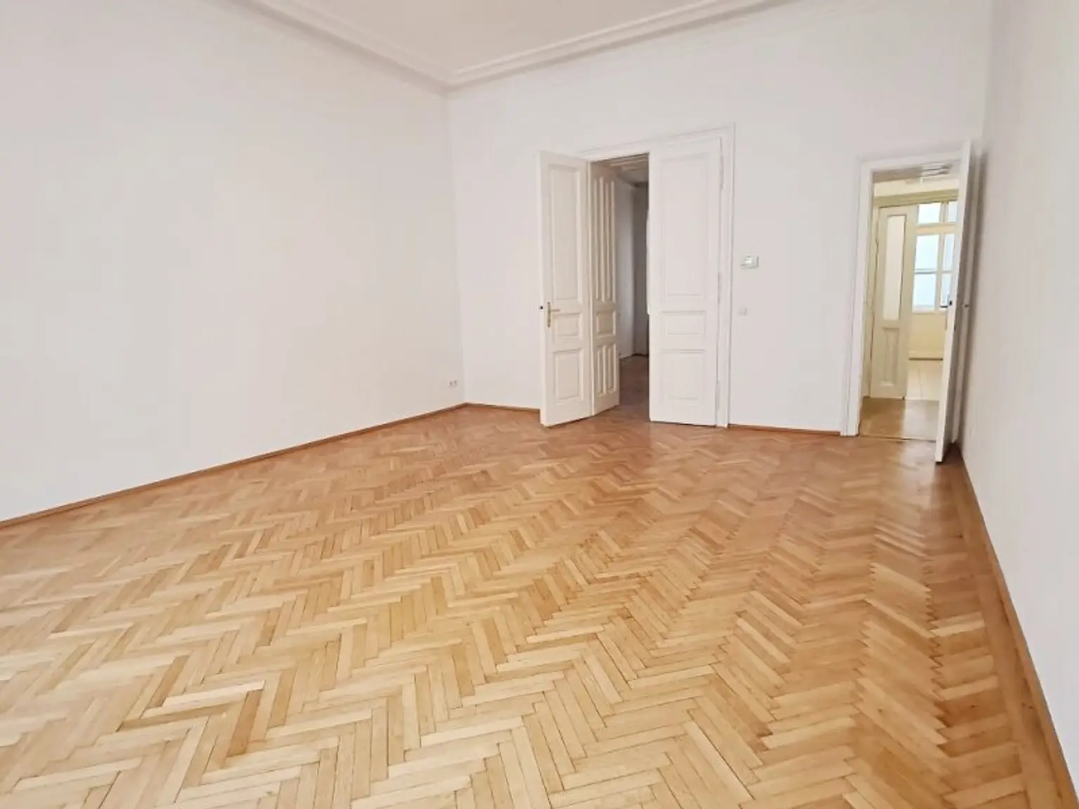 AM GRABEN-NÄHE, 95 m2 Altbau mit Balkon, 2 Zimmer, Komplettküche, Wannenbad, Parketten, 4. Liftstock, Flügeltüren, Spiegelgasse