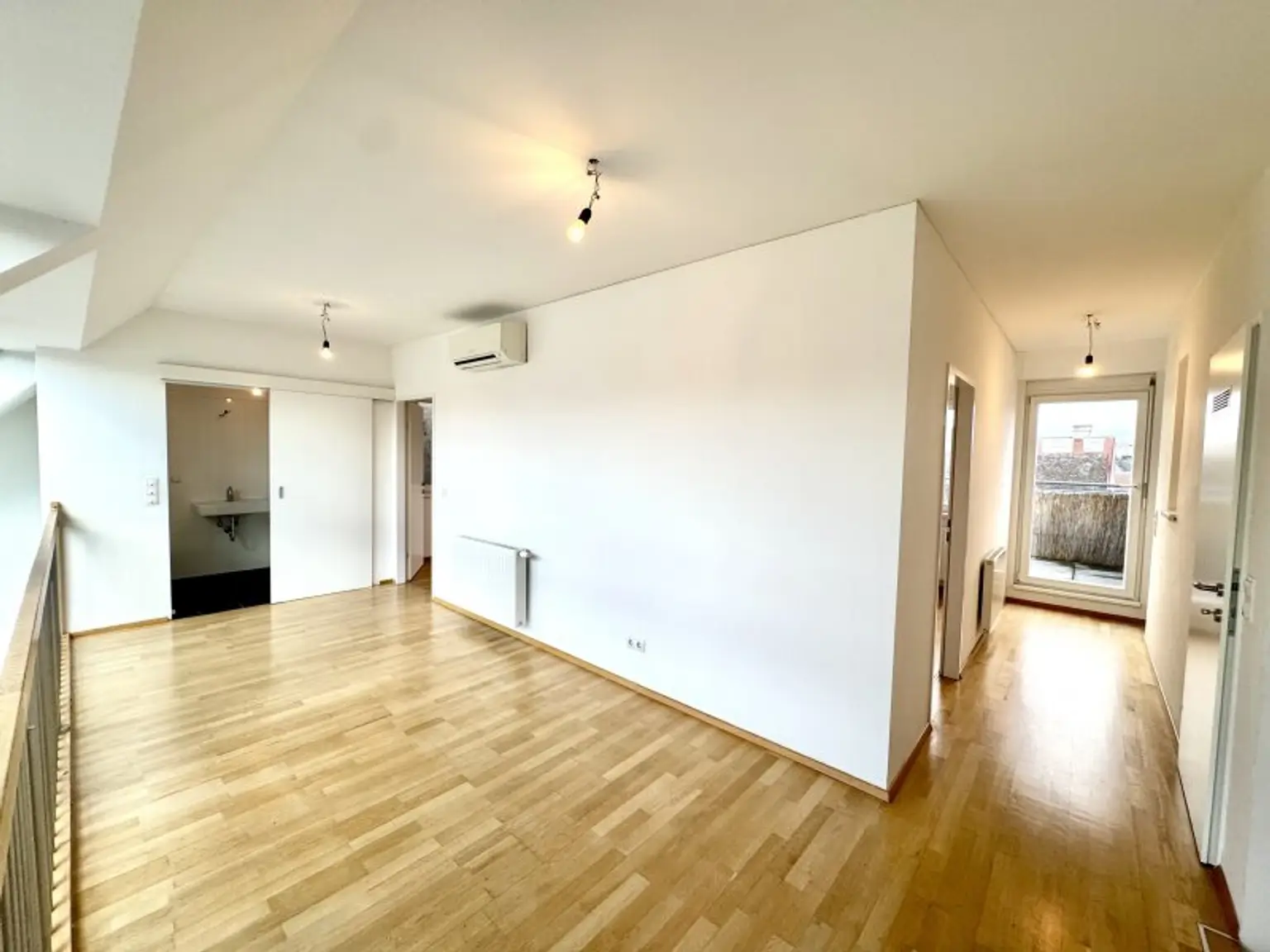 NEU! Lichdurchflutete Maissonette Dachgeschosswohnung mit Dachterrasse im Servitenviertel zu vermieten! Mit Blick auf Stephansdom und Kahlenberg!