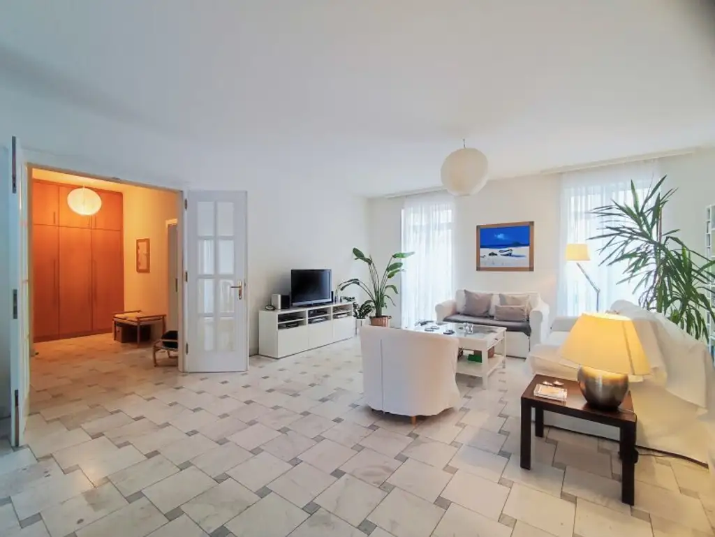 LINDENGASSE - Weitläufiger Wohnraum mit Balkon