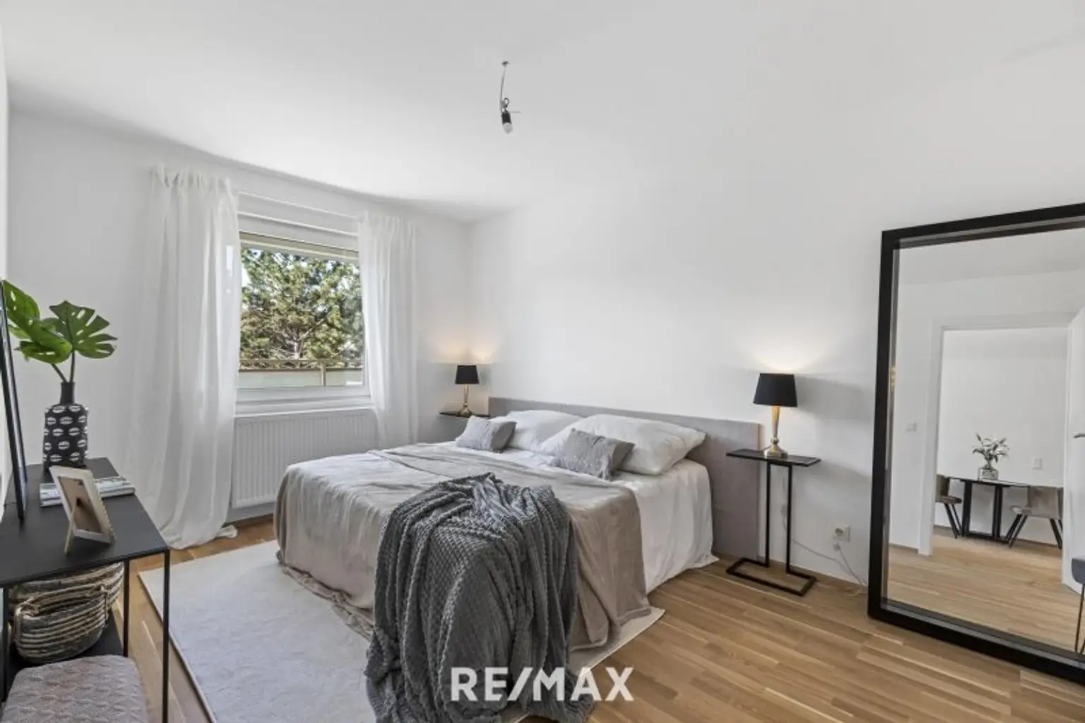 Erstbezug DG-Wohnung, 2 Terrassen, ruhig gelegen, Garage möglich.