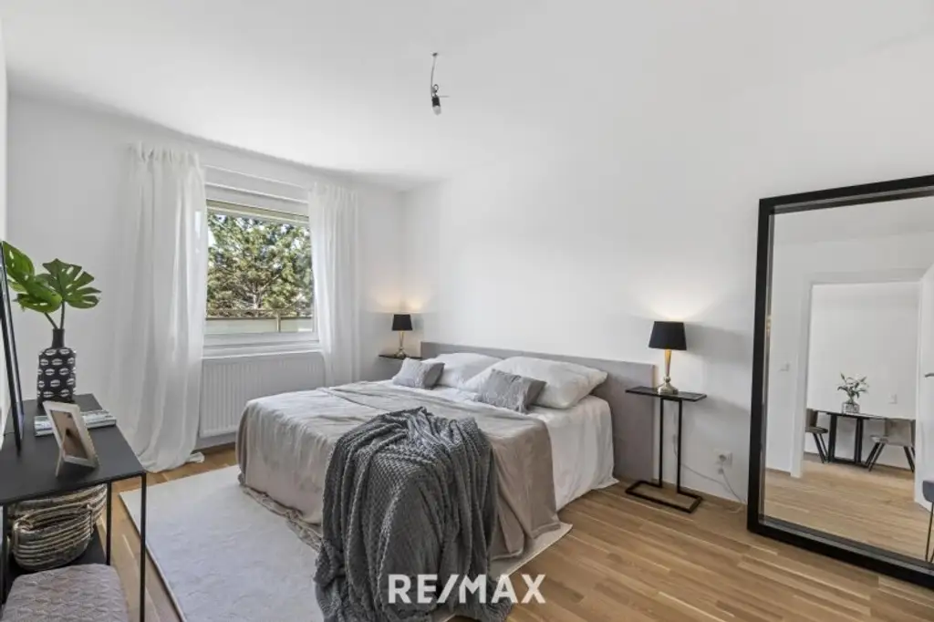 Erstbezug DG-Wohnung, 2 Terrassen, ruhig gelegen, Garage möglich.