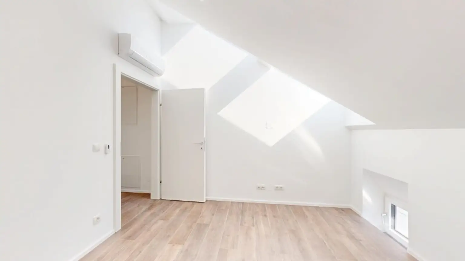 Moderne 2-Zimmer Dachgeschosswohnung | Terrasse | Klimaanlage | Nähe Café Hummel | Erstbezug