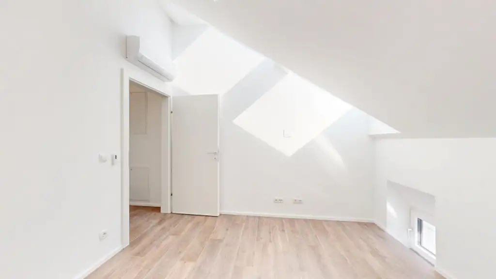 Moderne 2-Zimmer Dachgeschosswohnung | Terrasse | Klimaanlage | Nähe Café Hummel | Erstbezug