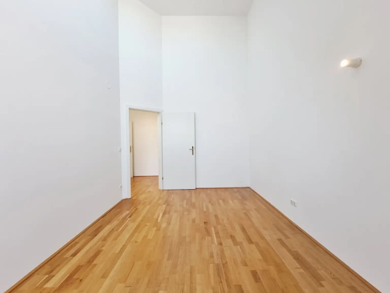Lichtdurchflutete Maisonette mit Dachterrasse & Klimaanlage – wohnen zwischen Landhausviertel & Promenade