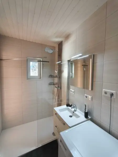 Badezimmer mit Fenster