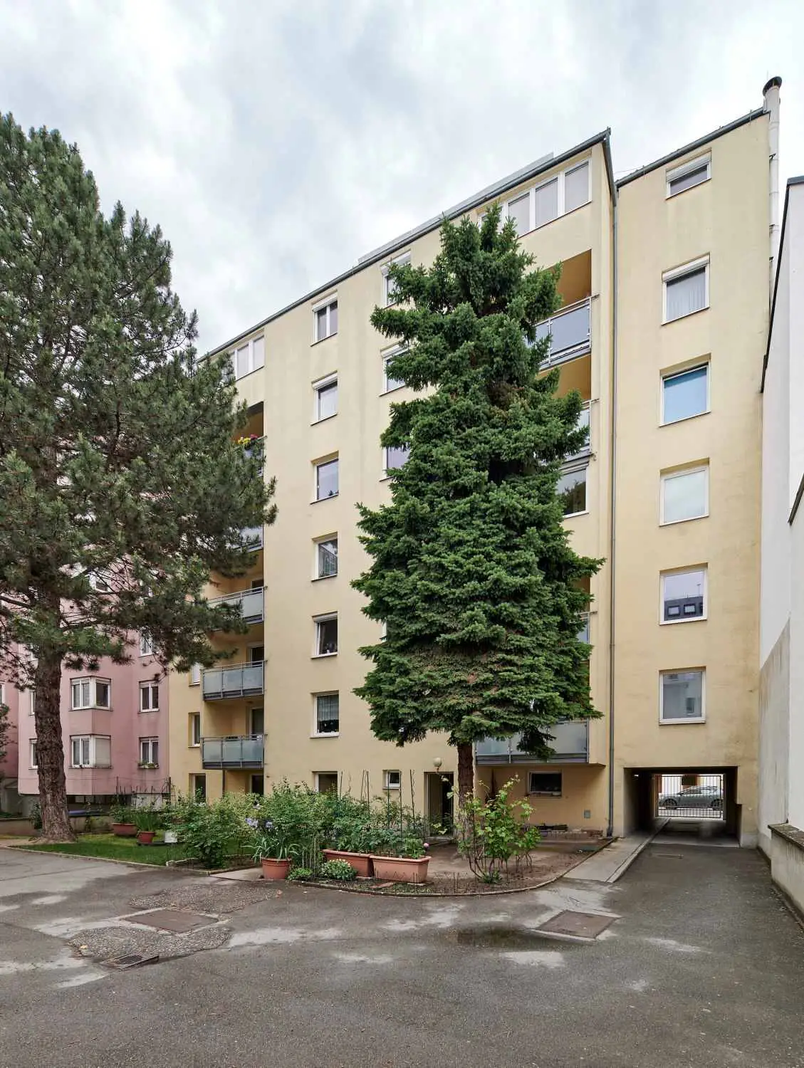 Überdachter Stellplatz im Innenhof – jetzt sichern!