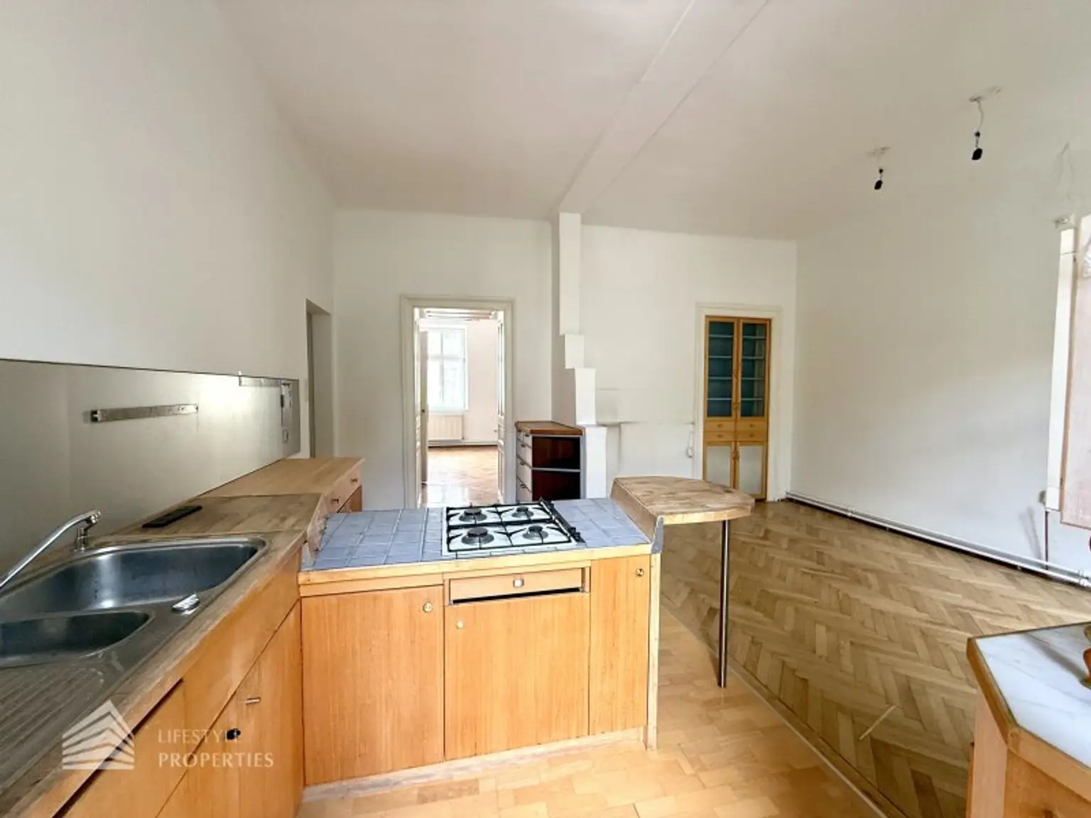 Helle Wohnung mit Balkon auf ganzer Etage zzgl. Rohdachboden, Nähe Einsiedlerpark
