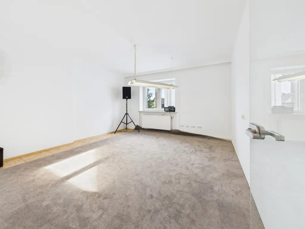 Kernsaniertes Anlageobjekt mit großzügigen Büroflächen und Wohneinheiten in 4050 Traun