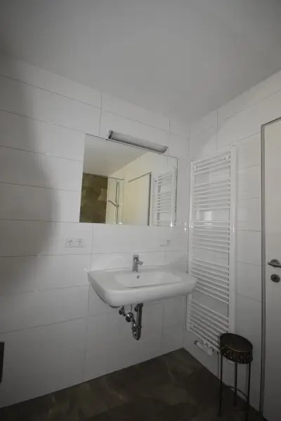 Badezimmer - Moderne und geräumige 2 Zimmer Wohnung mit großem Balkon Miete Grödig Salzburg