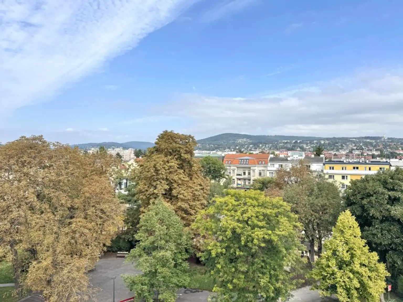 Residieren mit Blick ins Grüne - renovierte Dachgeschosswohnung mit 2 Terrassen - U4 Ober St. Veit