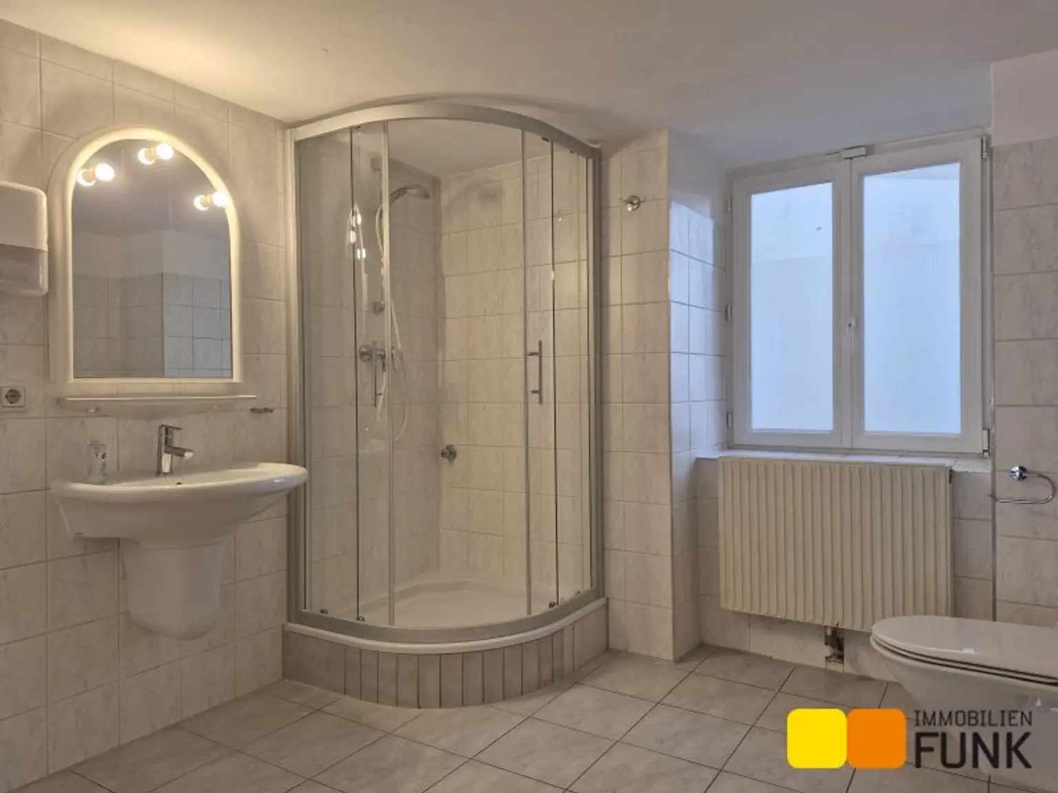 Attraktives Büro mit eigener Garage und zusätzlicher Lagerfläche