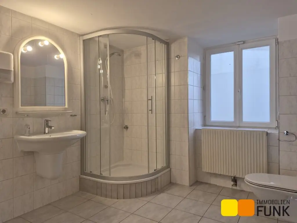 Attraktives Büro mit eigener Garage und zusätzlicher Lagerfläche