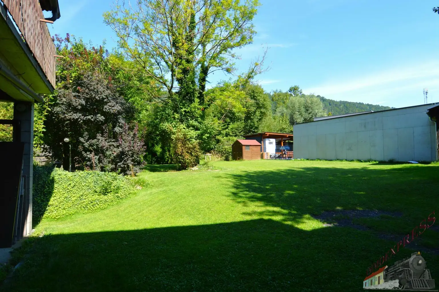 Ein-/ Zweifamilienhaus mit viel Potential - 3 Garagen - 1.368 m² - getrennte Eingänge