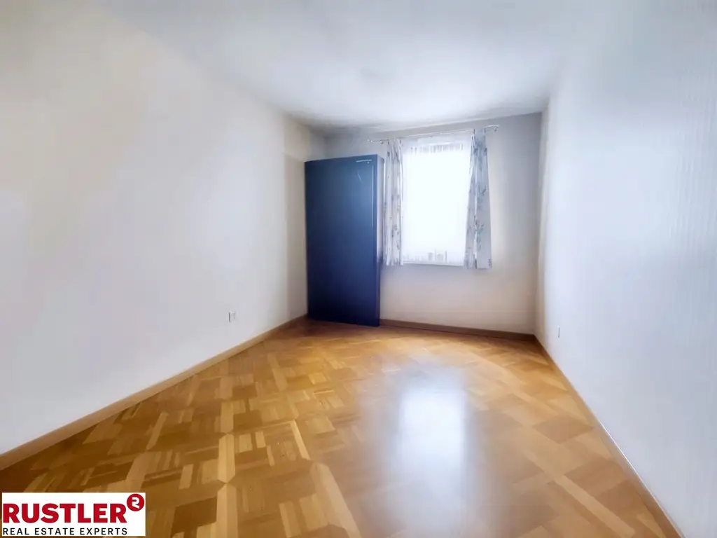 Zwei Garagen inklusive! Viiiiiel Platz für Ihre Familie!
