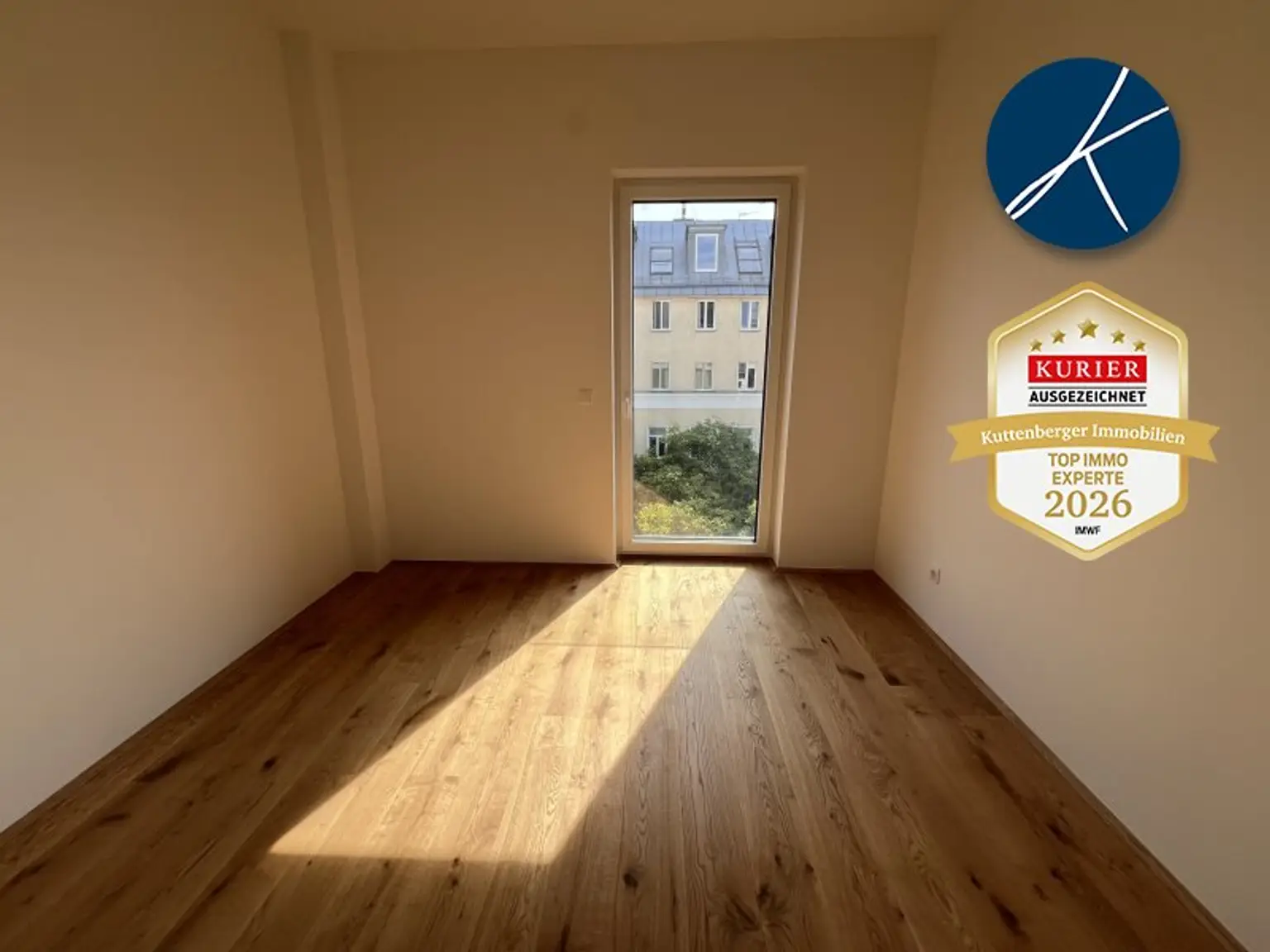 Zwei Zimmer mit französischen Balkontüren