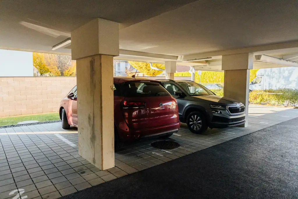 Moderne 2-Zimmer-Eigentumswohnung mit großem Balkon + Parkplatz + riesigem Kellerabteil