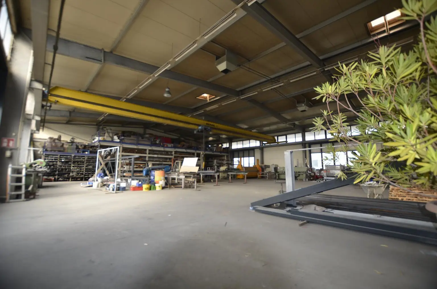 Halle mit DEMAG Kran