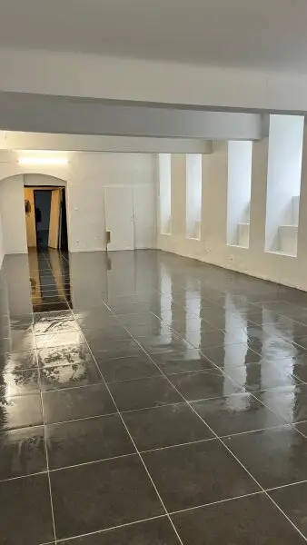 Frisch renovierte Lager- oder Gewerbefläche nahe Kardinal-Nagl-Platz