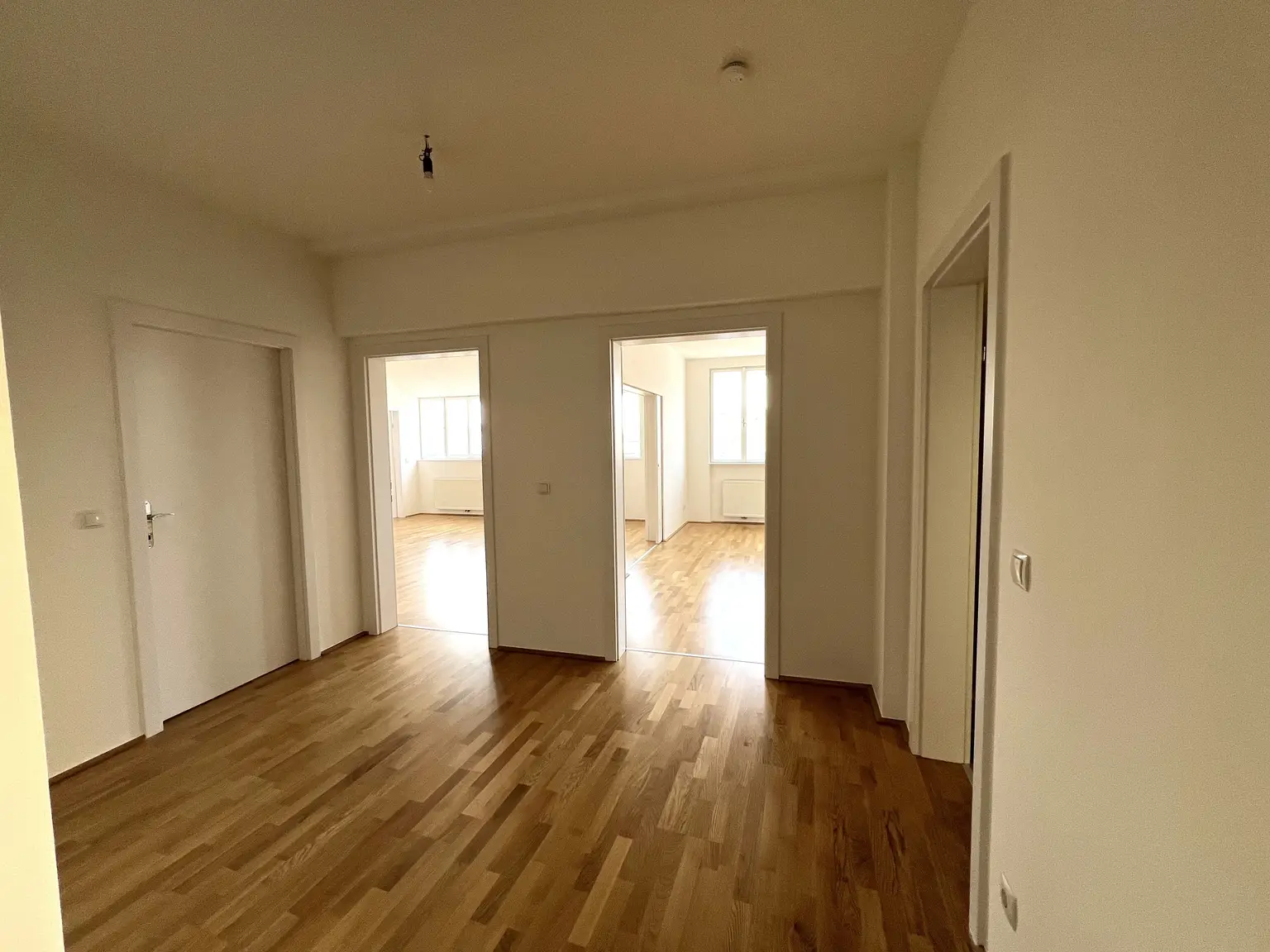 TOP LAGE: Moderne, ruhige und klimatisierte Dachgeschoss-Wohnung mit Terrasse / TOP LOCATION: Modern, quiet and air-conditioned apartment with terrace