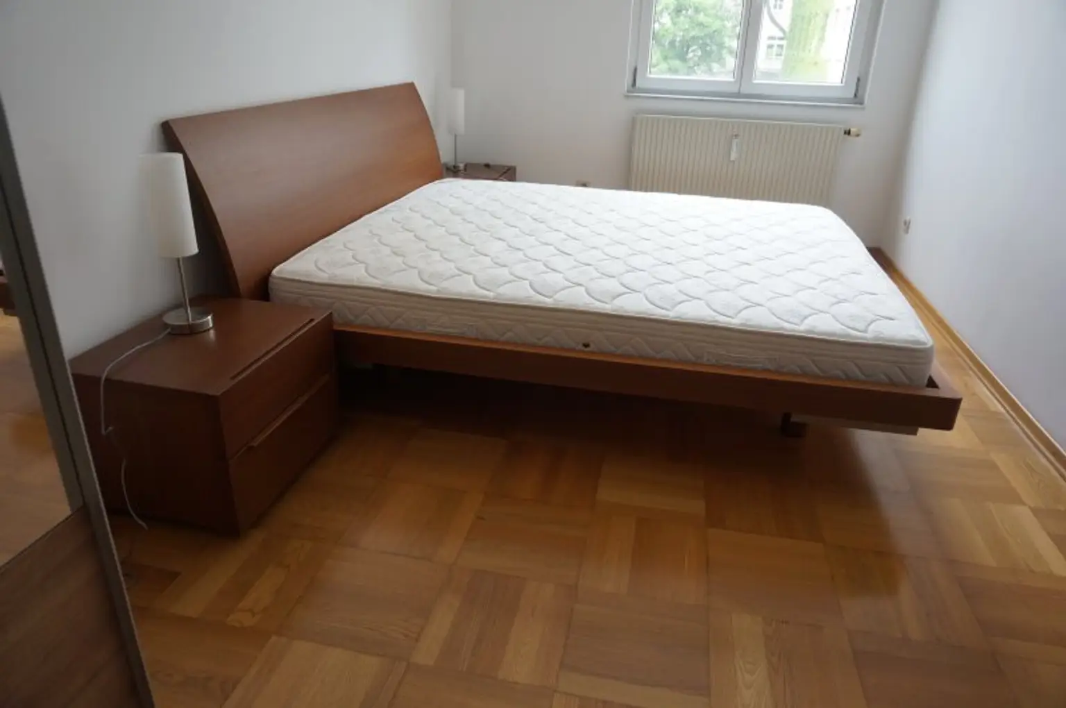 Komplett ruhig gelegene helle Wohnung mit 1 Schlafzimmer, teilmöbliert (Schrank und Sofa) Nähe Servitengasse ab 15. Dezember 2025