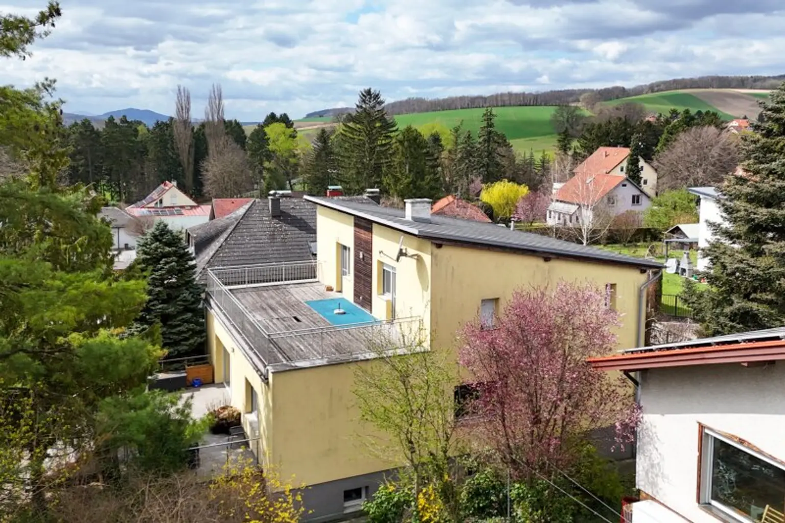 Hausansicht mit Umgebung