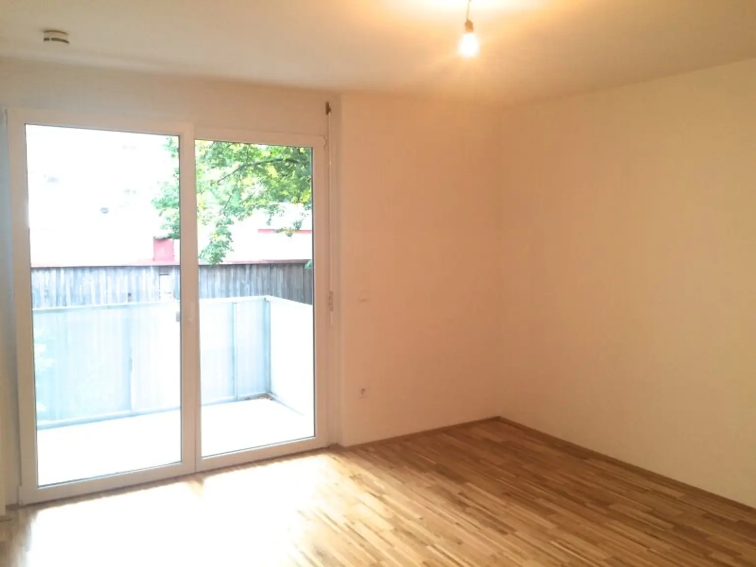2-Zimmer Wohnung mit Balkon in den grünen Garten! Direkt bei U3 Kendlerstraße!